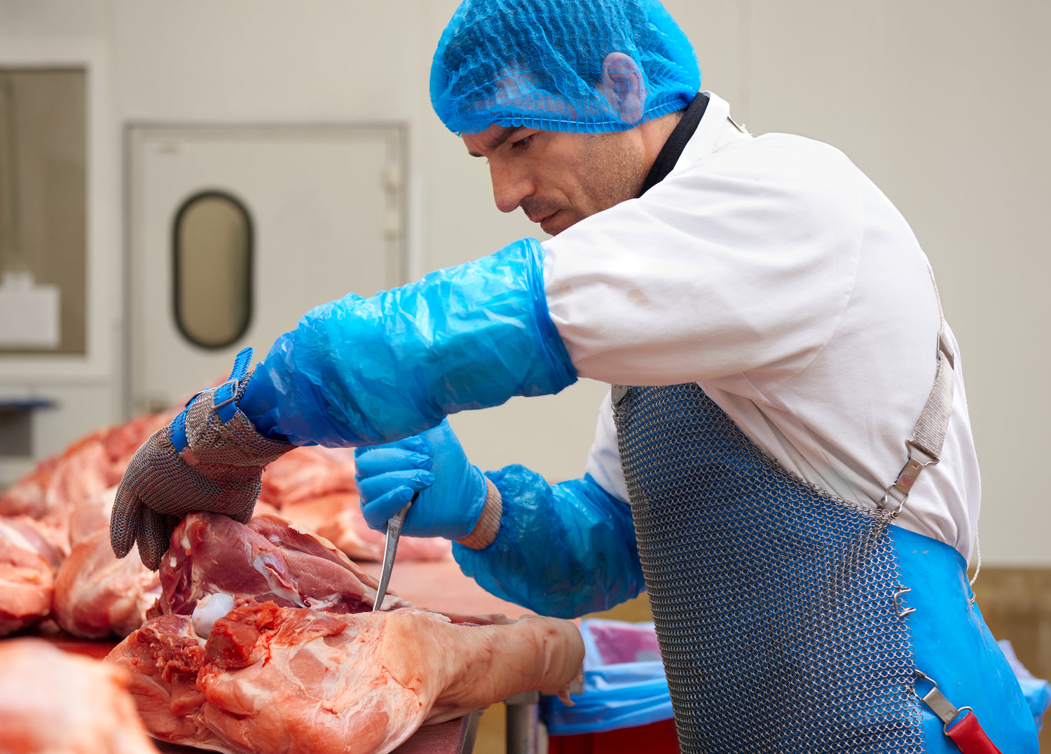 Découpe de viande en gros plan à la Charcuterie des Flandres.