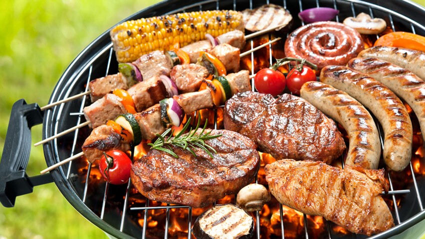  Mixed grill au barbecue avec viandes et légumes grillés.