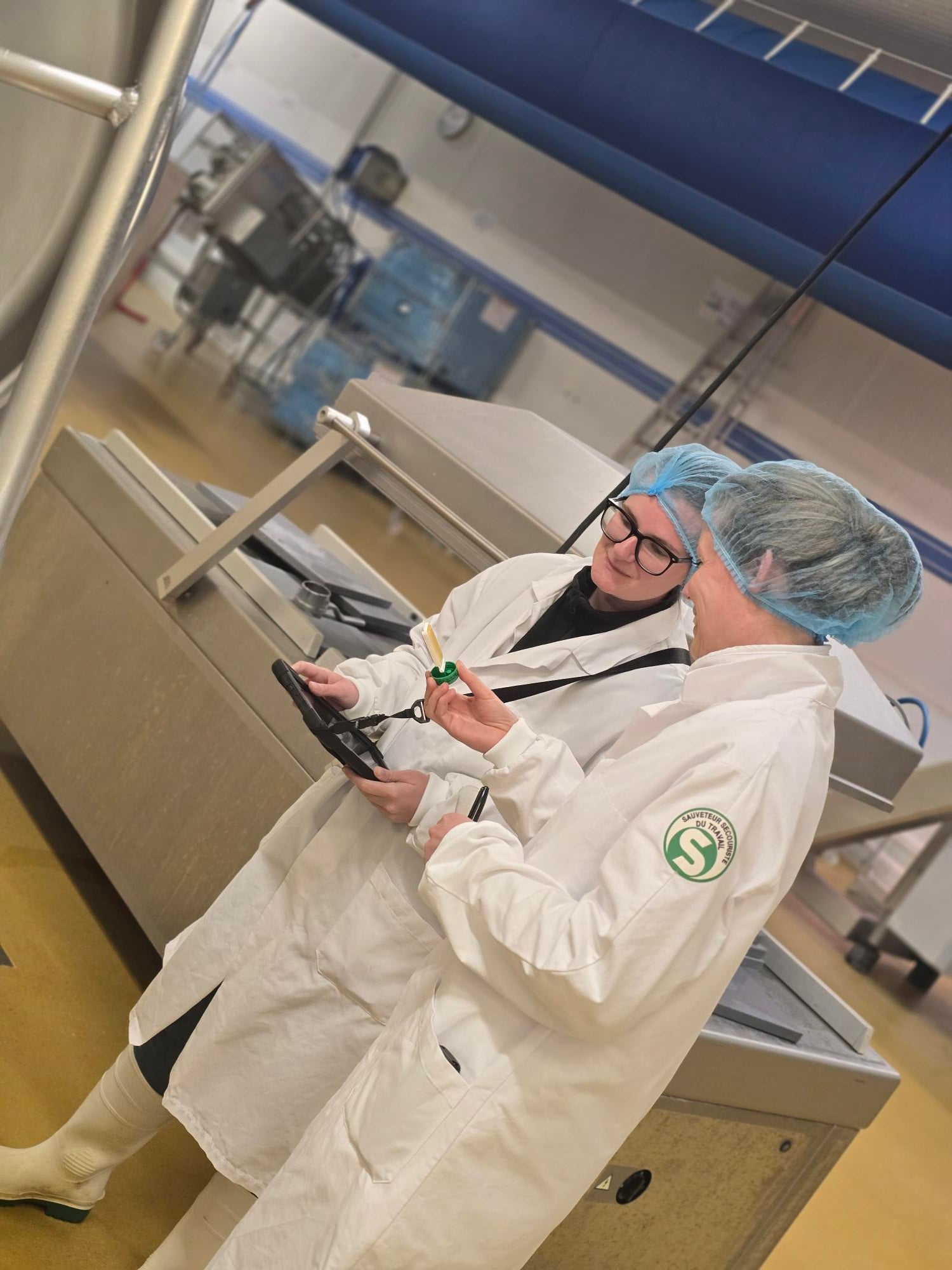  Employé de la Charcuterie des Flandres vérifiant la qualité des produits