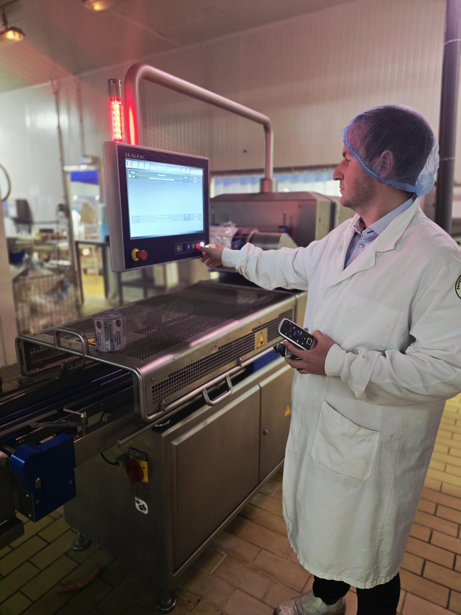Employé de la Charcuterie des Flandres présentant les techniques de préparation artisanale.